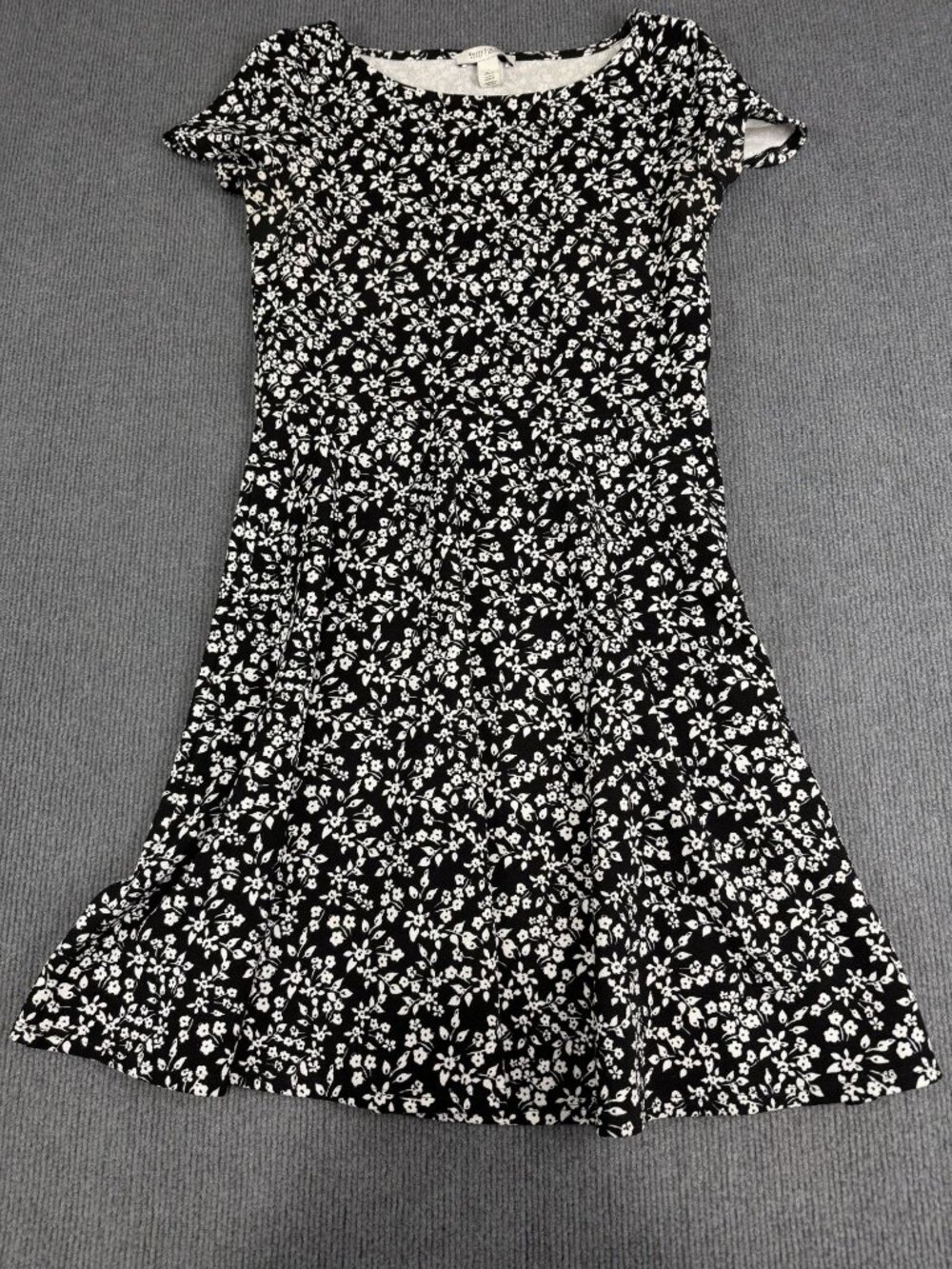White House Black Market Black & White Floral Short Sleeve Fit & Flare Dress 6